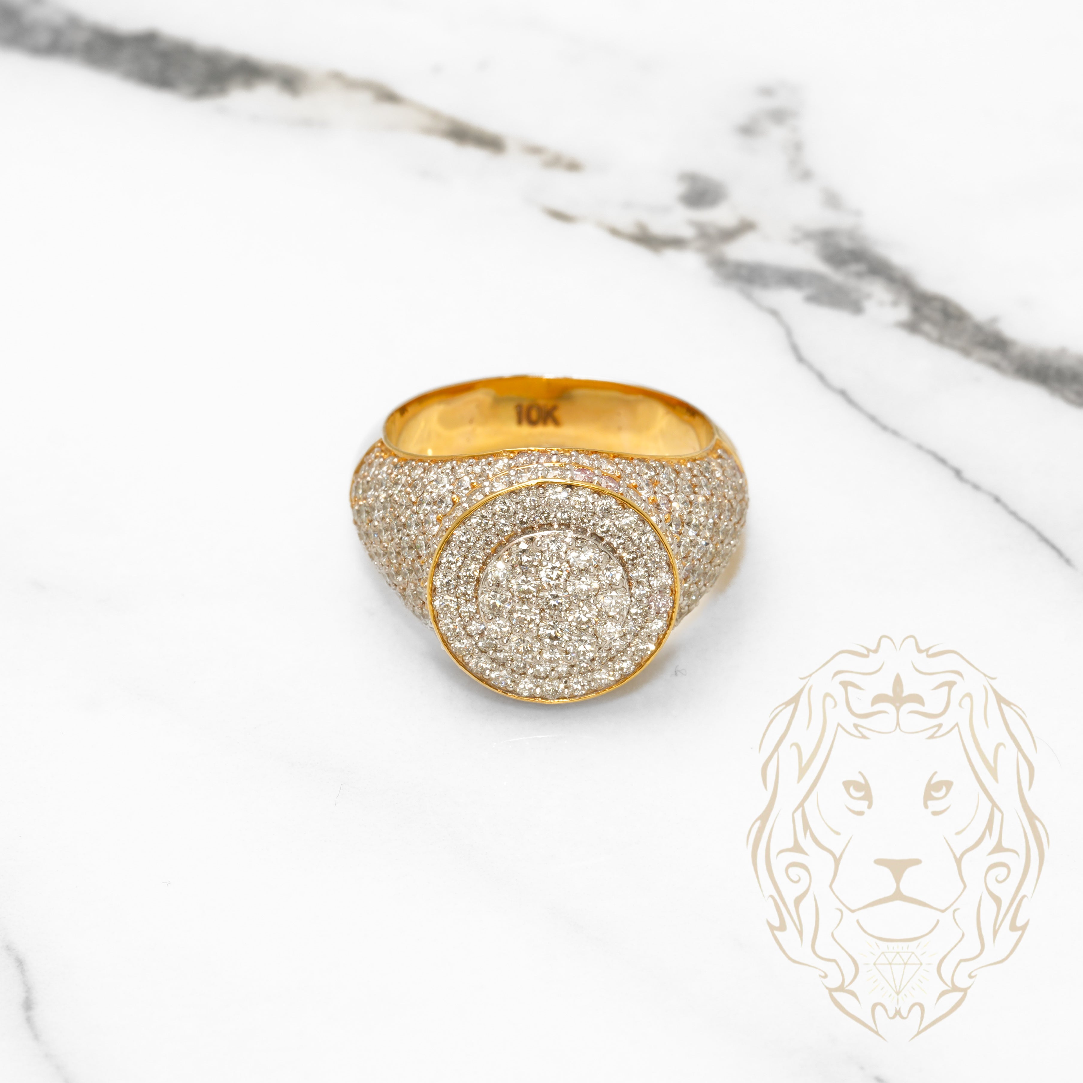 Bague homme Or 10K jaune rond pavé de diamants naturels