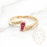 Bague - Or 10K jaune rubis coupe princesse 0.12CT & diamants nautrels 0.08CT coupe brillant sertis en canal - RIGD070