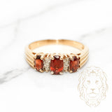 Bague de fiançailles - Or 10K jaune trois pierres grenat coupe ovale 0.80CT & pavé de diamants nautrels 0.04CT - RIGD078