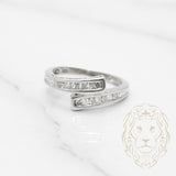 Bague - Or 10K blanc bande enveloppante diamants naturels coupe brillant & baguette 0.15CT sertis en canal - RIGD156