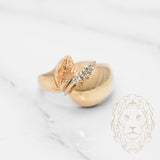 Bague - Or 10K deux tons jaune & blanc bouffie & trois pierres diamants naturels 0.03CT - RIGD236