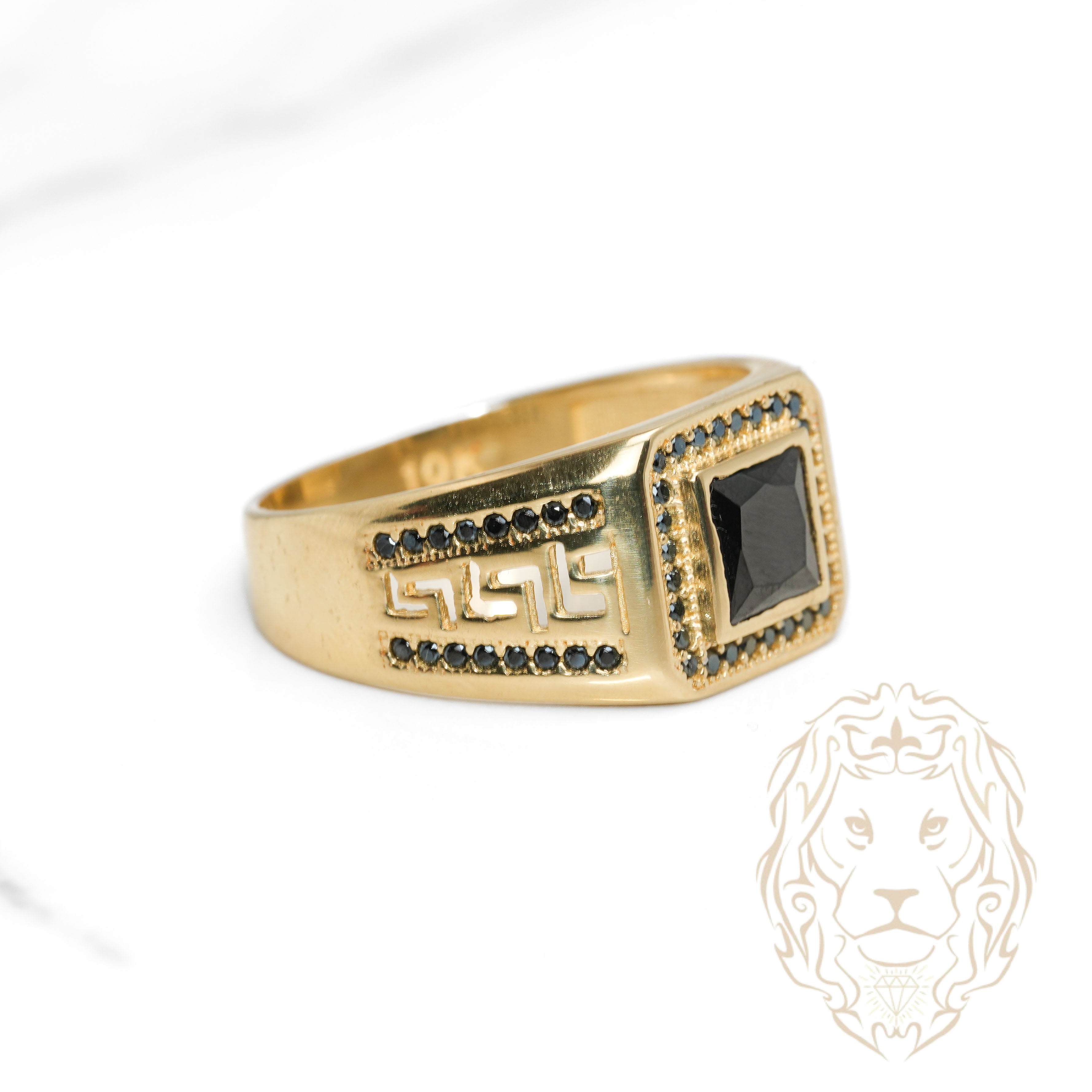 Bague - Or 10K jaune chevalière pierres noires avec motif clé grecque - RIG1105