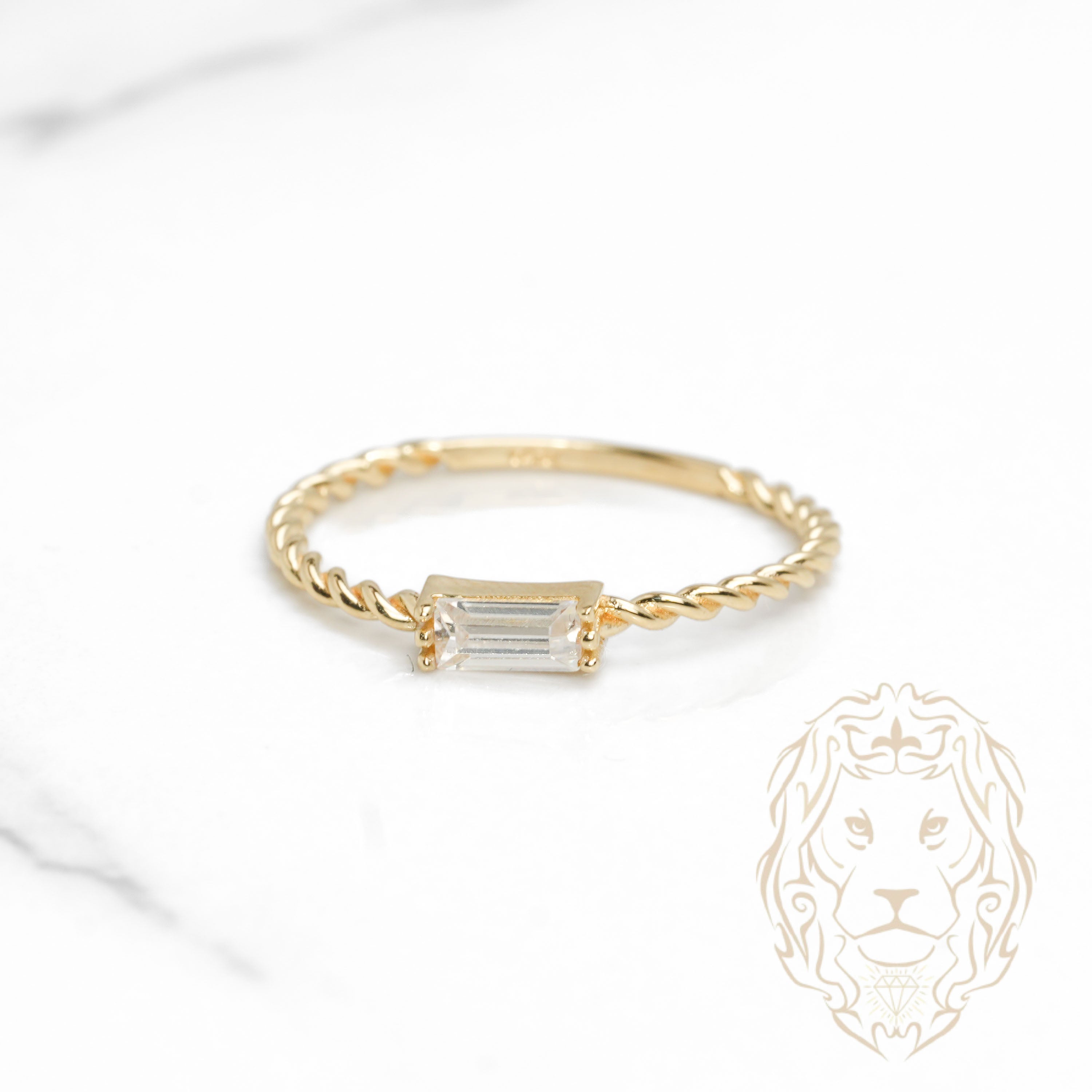 Bague - Or 10K jaune twist & pierre cz coupe baguette - RIG1120