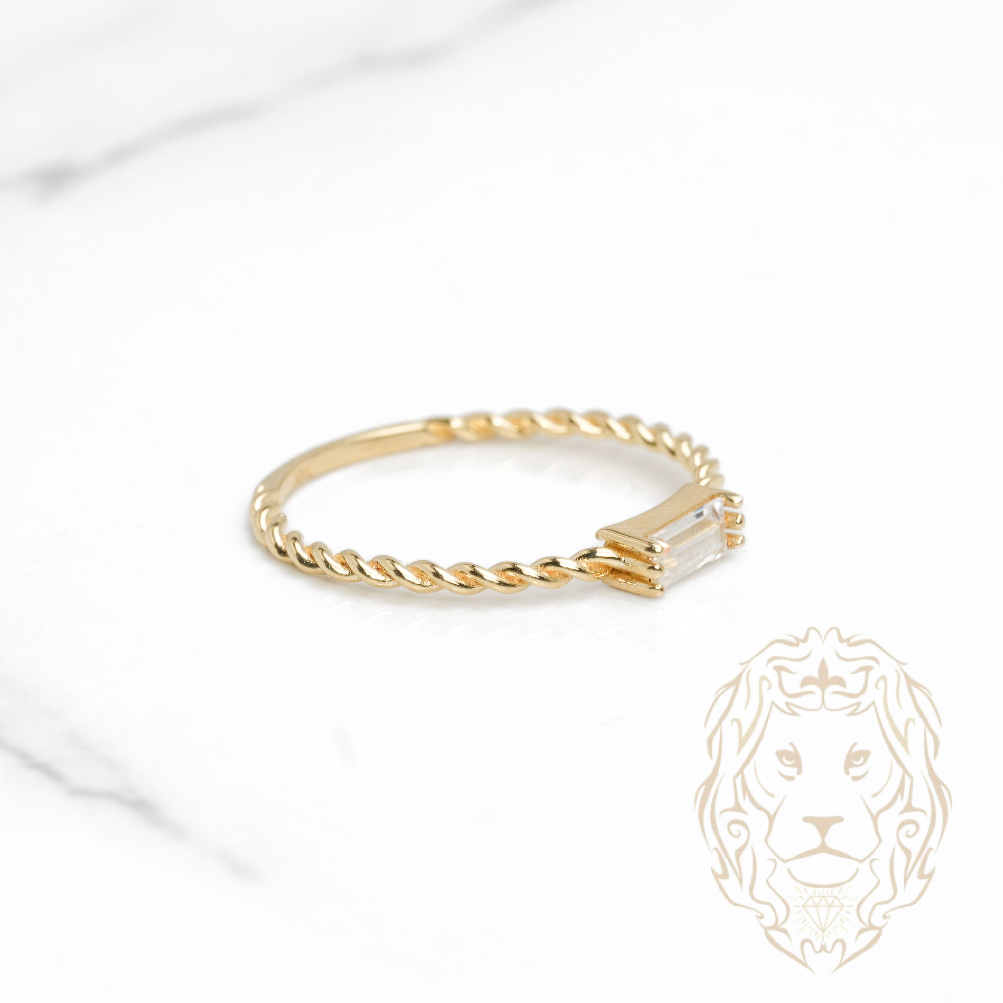 Bague - Or 10K jaune twist & pierre cz coupe baguette - RIG1120