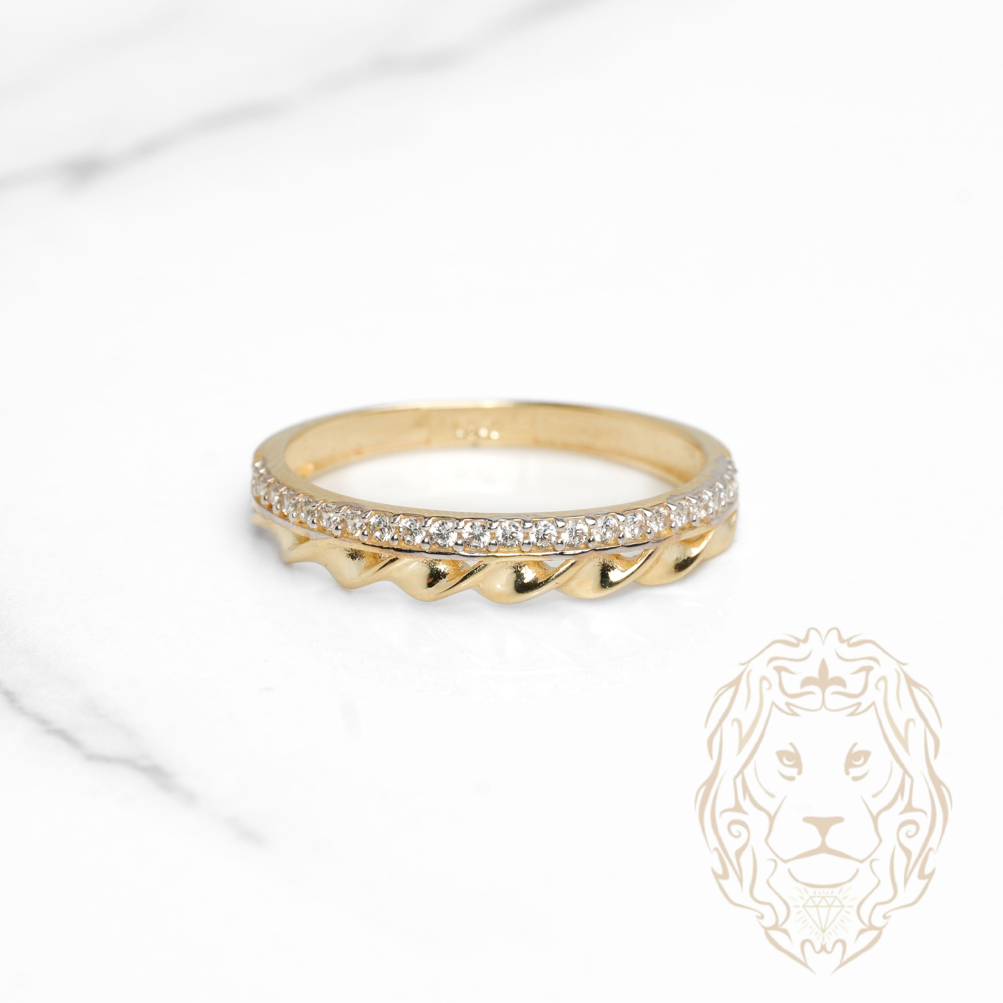 Bague - Or 10K jaune twist & semi-éternité sertie de pierres cz - RIG1124