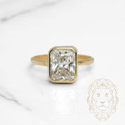 Bague - Or 10K jaune solitaire pierre cz coupe émeruade sertie clos - RIG1136