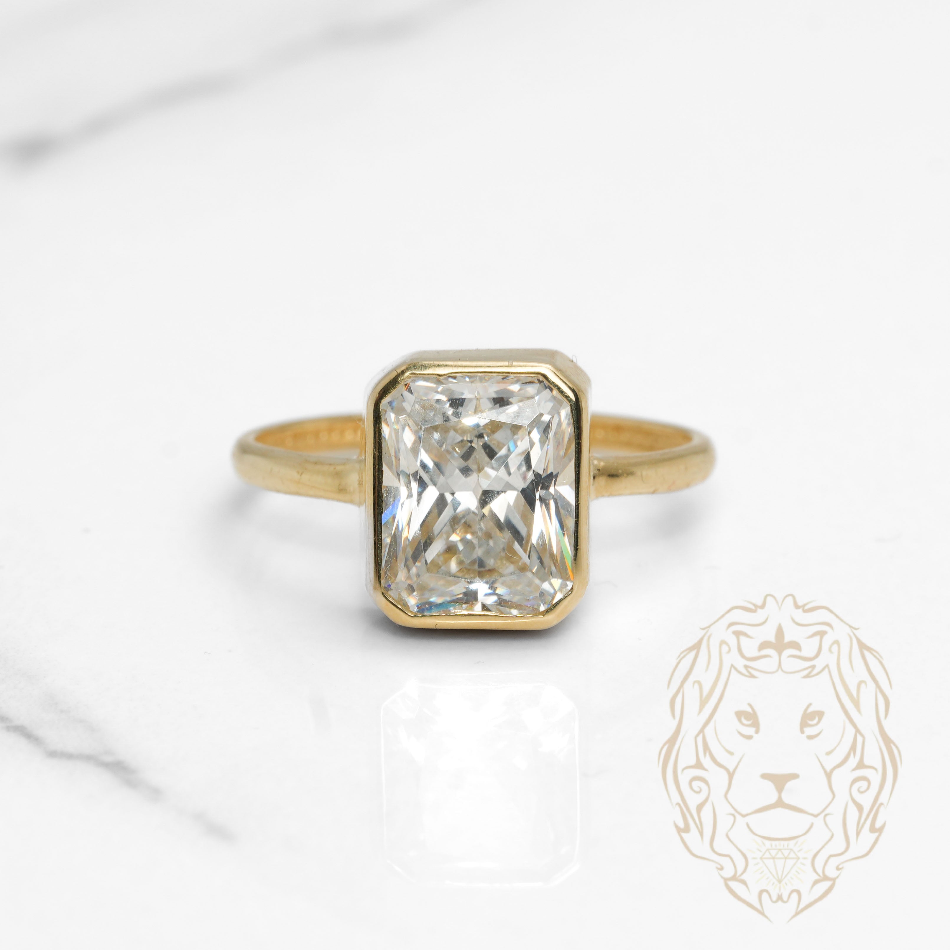 Bague - Or 10K jaune solitaire pierre cz coupe émeruade sertie clos - RIG1136