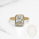 Bague - Or 10K jaune solitaire pierre cz coupe émeruade sertie clos - RIG1136
