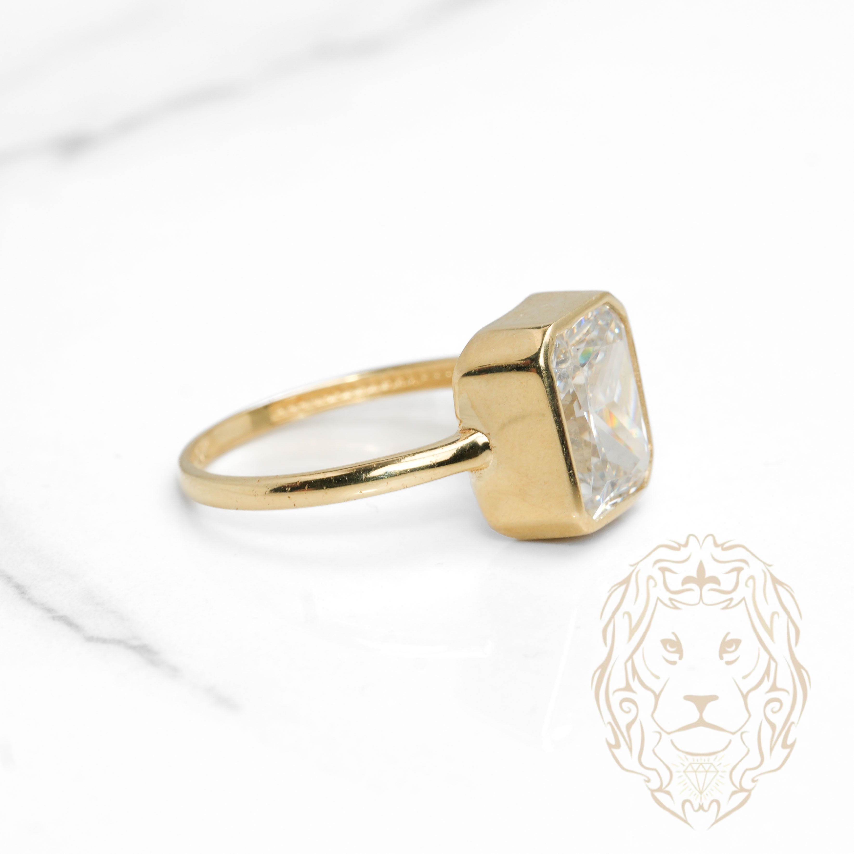 Bague - Or 10K jaune solitaire pierre cz coupe émeruade sertie clos - RIG1136