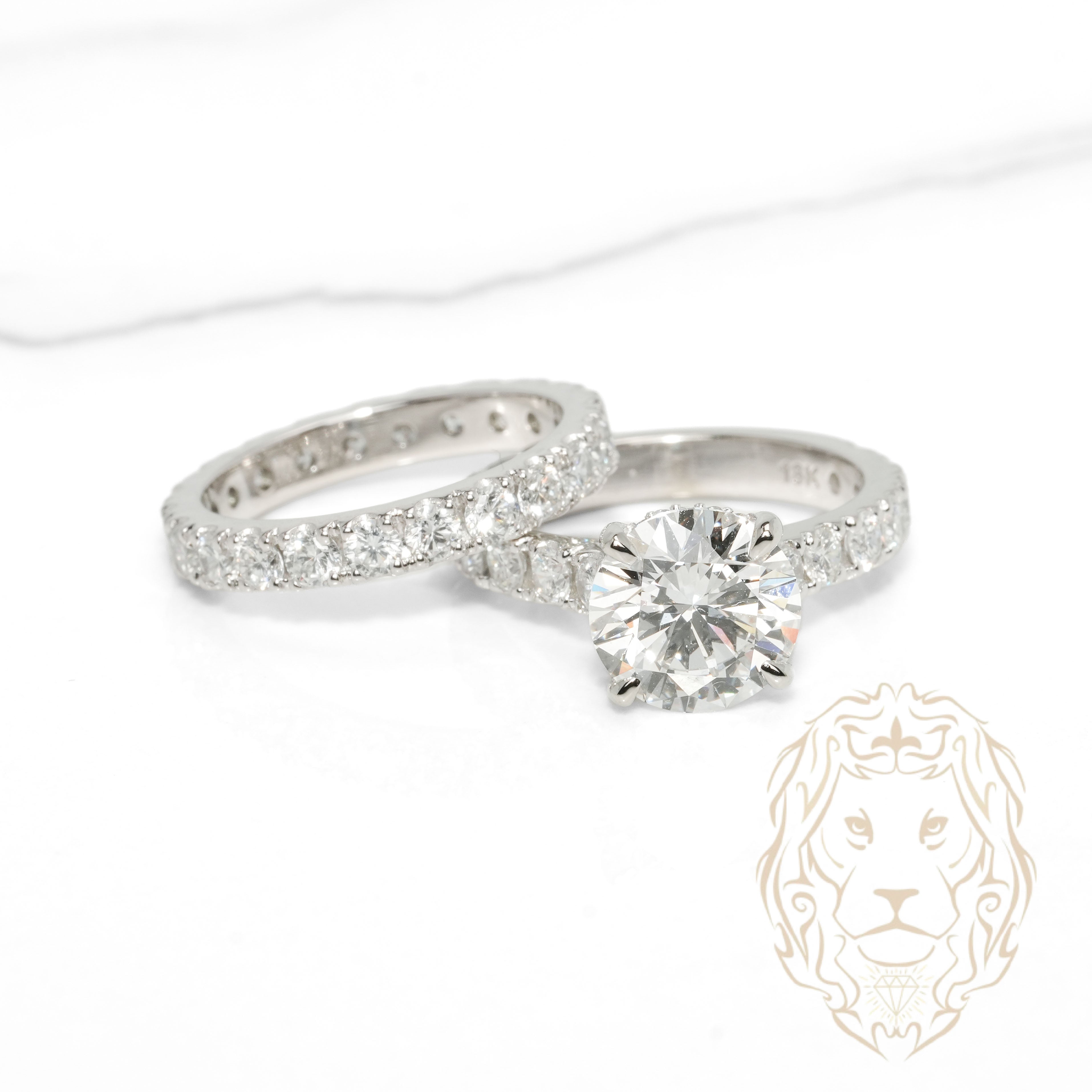 Bague de fiançaille - Or 18K blanc ensemble (2) halo caché diamant laboratoire VS1 coupe rond brillant 3.08CT avec monture & alliance éternité sertie de diamants 3.00TCW - RIGL126