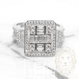 Bague cocktail - Or 10K blanc halo rectangulaire avec croix en baguettes & pavé cz rond & baguette - RIG553