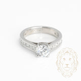 Bague de fiançailles - Or 19K blanc pierre cz rond brillant 1.50CT avec monture en diamants naturels coupe princesse 1.20CT sertis en canal - RIGD376