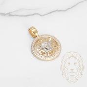 Pendentif - Or 10K deux tons jaune & blanc médaillon medusa & motif clé grecque pavé de cz - PEG666