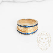 Bague - Or 10K jaune motif clé grecque & pierres cz bleues serties en canal - RIG772