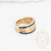 Bague - Or 10K jaune motif clé grecque & pierres cz bleues serties en canal - RIG772