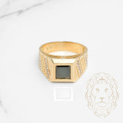 Bague - Or 10K jaune chevalière carré sertie de pierre noire & motif méduse - RIG795