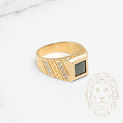 Bague - Or 10K jaune chevalière carré sertie de pierre noire & motif méduse - RIG795