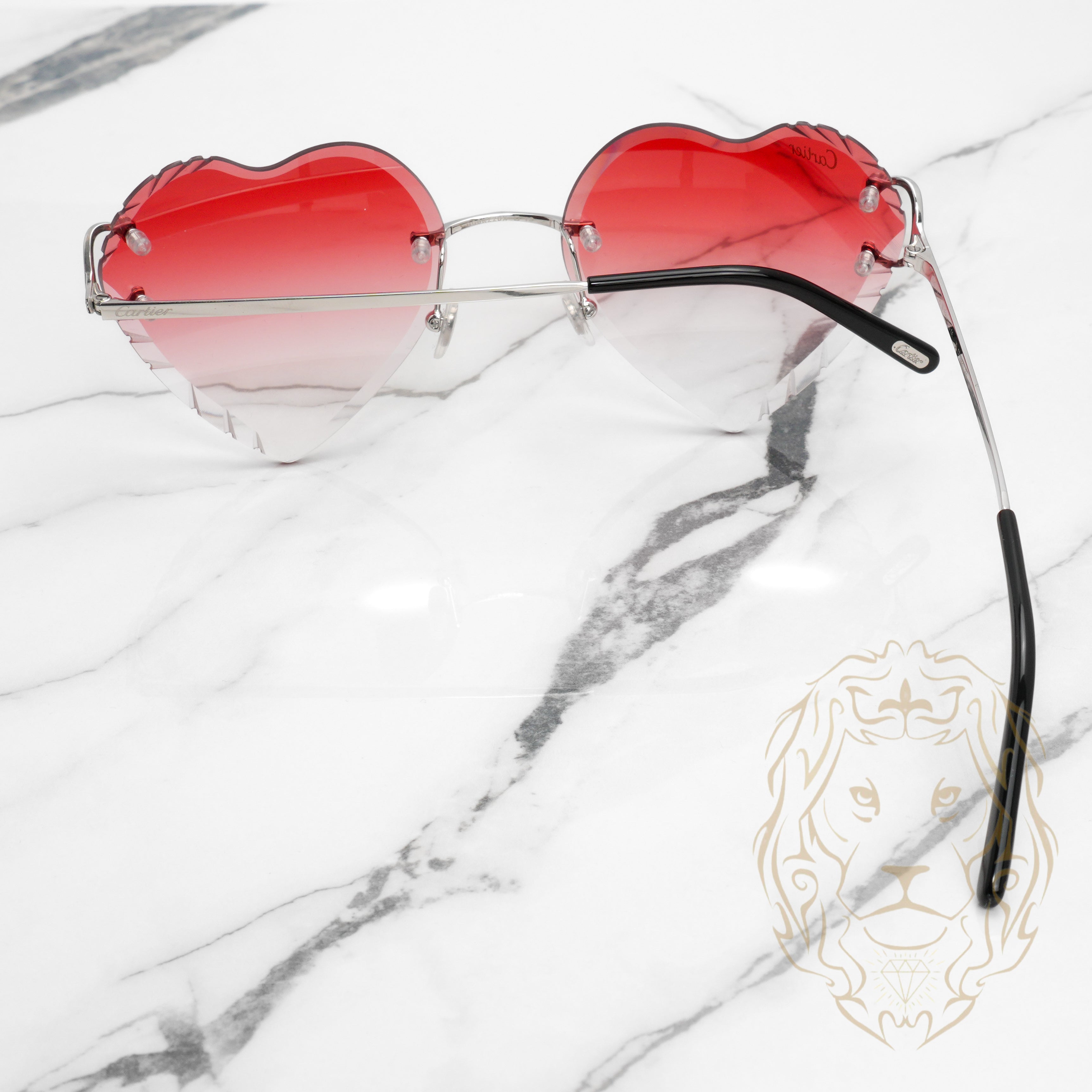 Lunettes Cartier – Cartier Picadilly Big C argent avec avec verres rouges en forme de cœur, coupe diamant dégradée – CT0092O-002