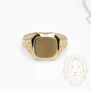 Bague - Or 10K jaune chevalière carré finition sablée - RIG833