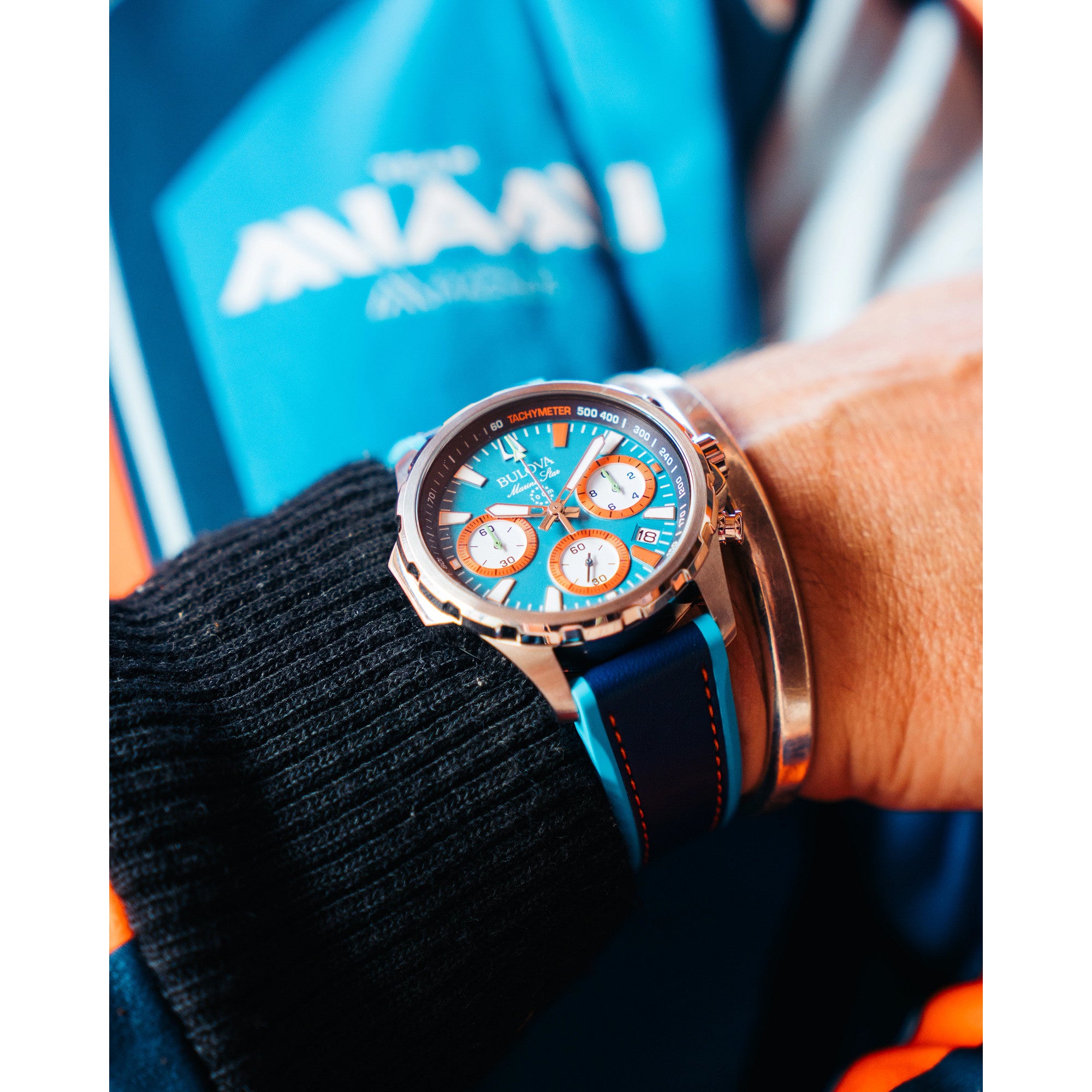 Montre Bulova Marine Star Series B E1 Team Miami 96B460, cadran bleu, mise en situation