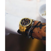 Montre Bulova Marc Anthony Surveyor 97A204, cadran noir, mise en situation