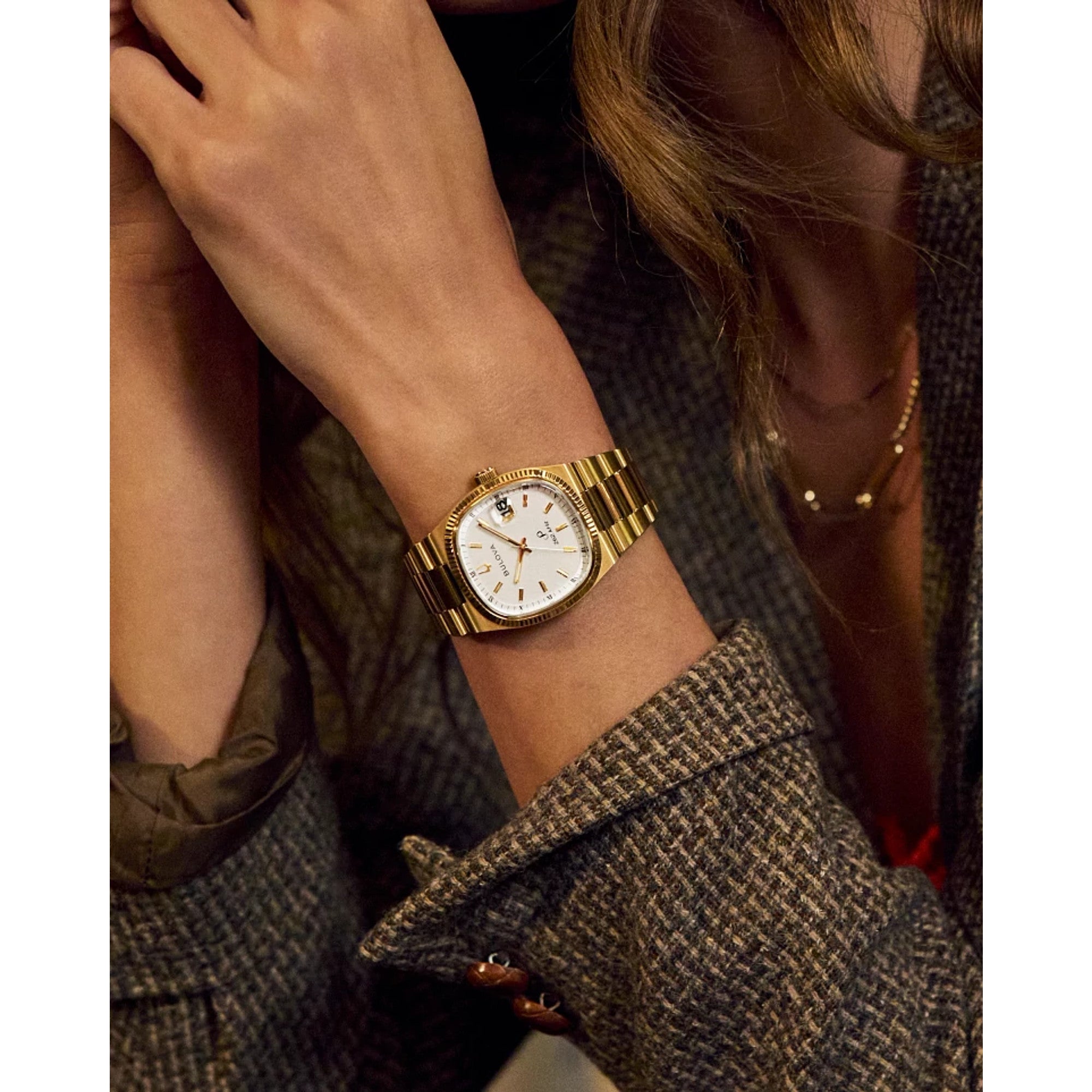 Montre Bulova Super Seville 97B223, cadran argent, mise en situation