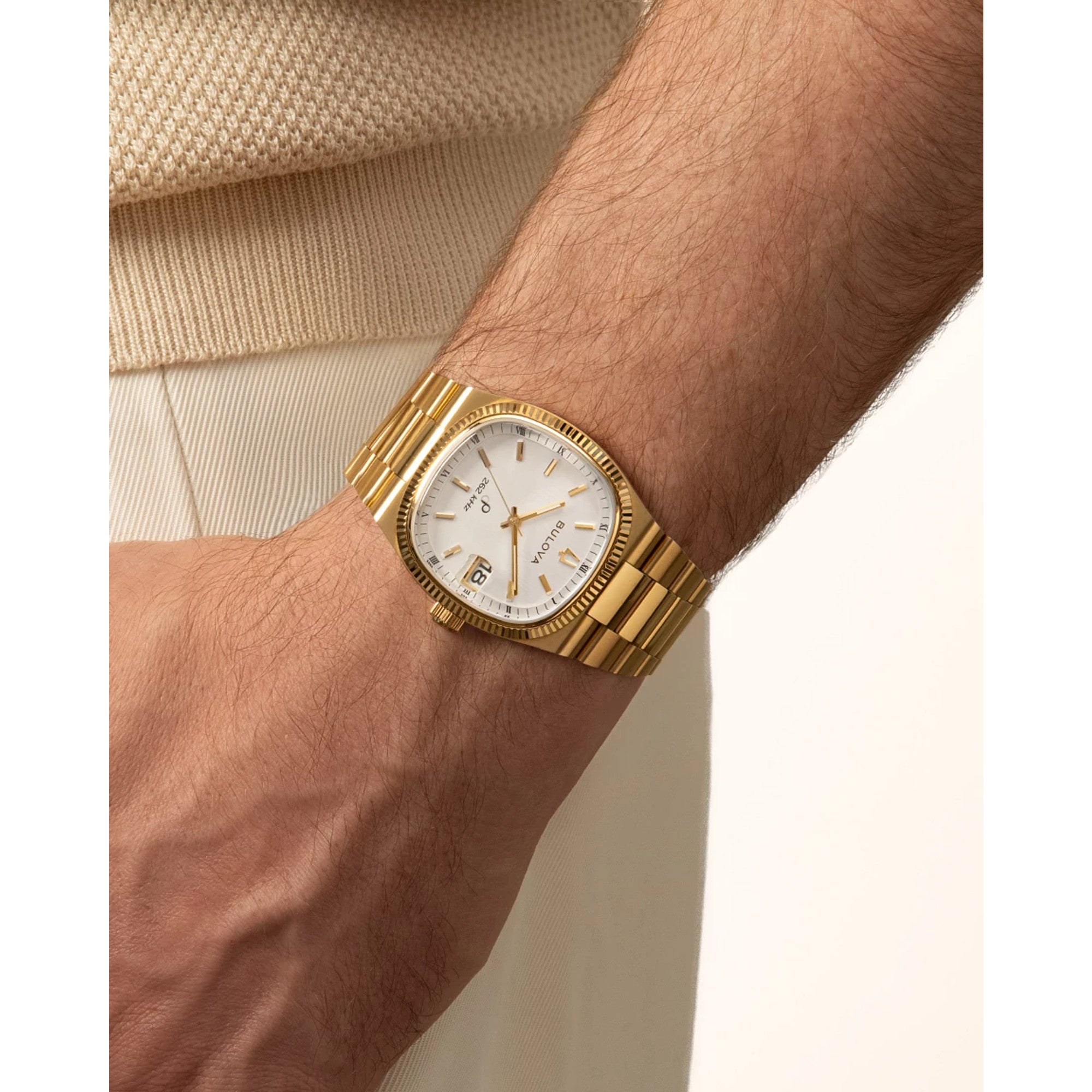 Montre Bulova Super Seville 97B223, cadran argent, mise en situation