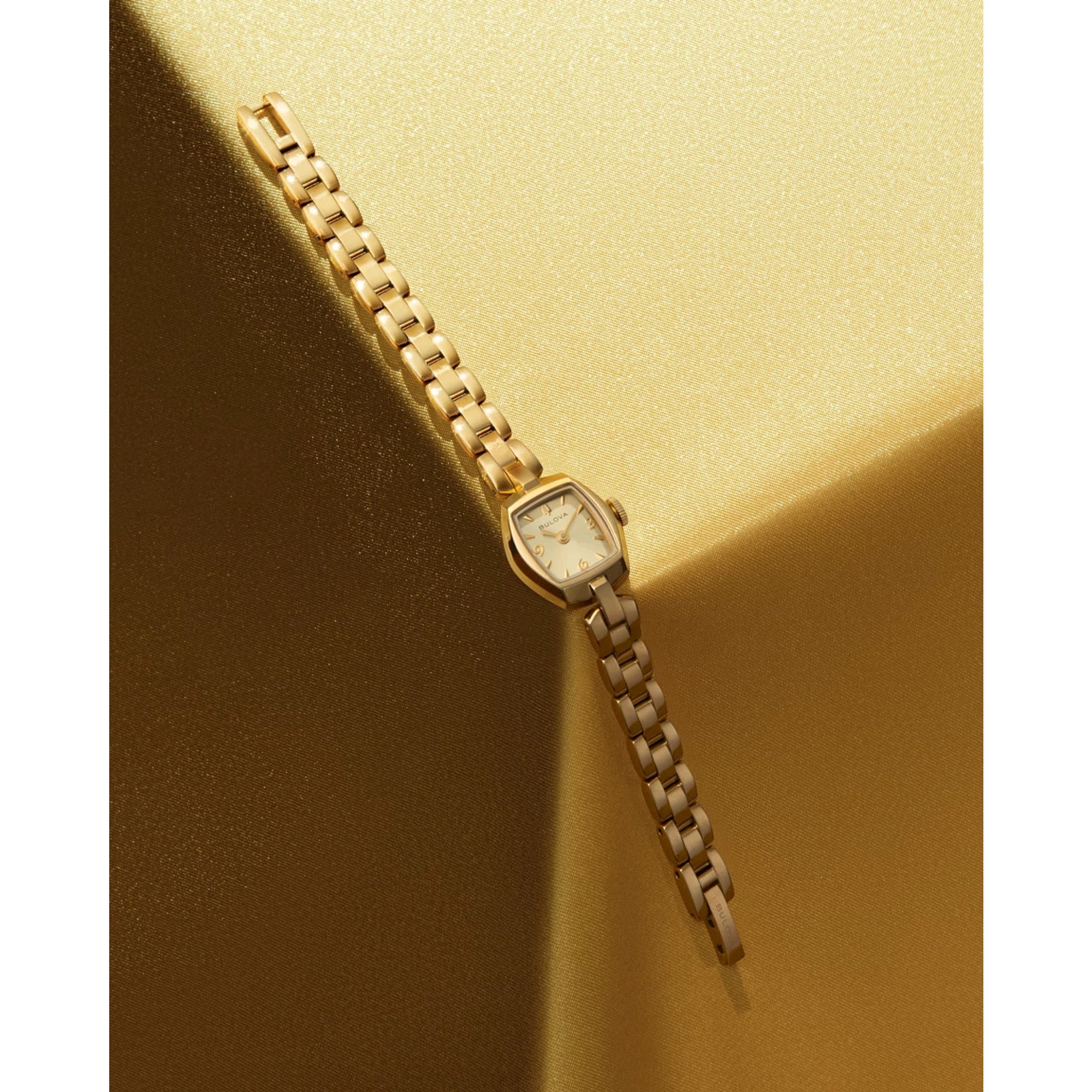 Montre Bulova Goddess of Time Jackie 97L201, cadran or, mise en situation