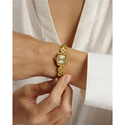 Montre Bulova Goddess of Time Jackie 97L201, cadran or, mise en situation