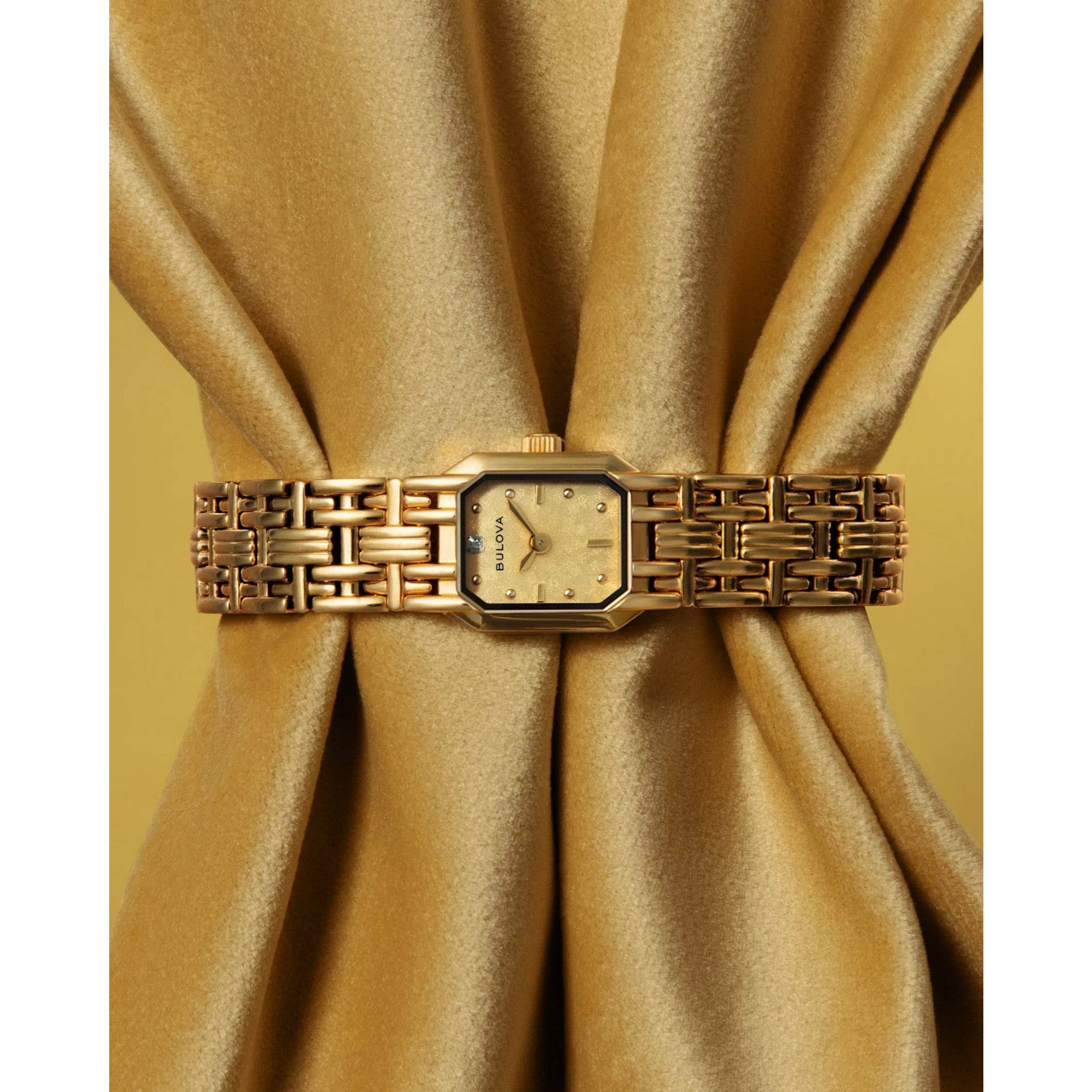 Montre Bulova Goddess of Time Sophia 97P184, cadran or, mise en situation