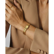 Montre Bulova Goddess of Time Sophia 97P184, cadran or, mise en situation