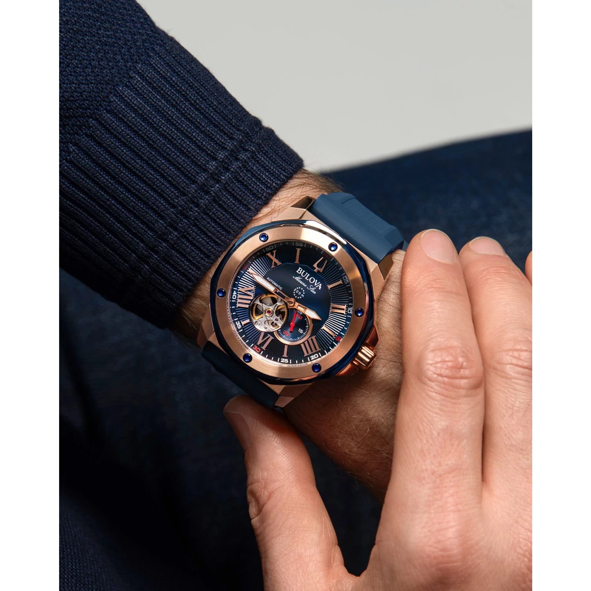Montre Bulova Marine Star Series A 98A227, cadran bleu, mise en situation