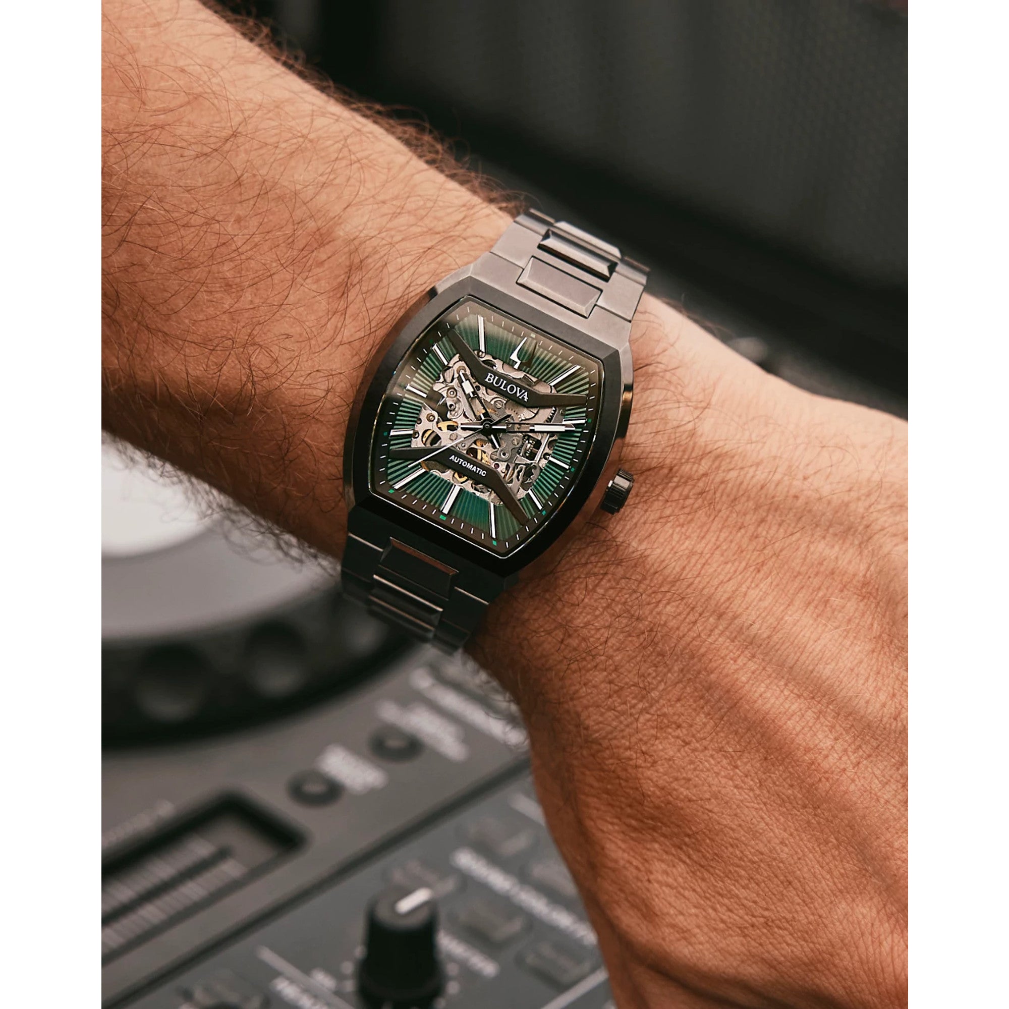 Montre Bulova Maquina 98A321, cadran vert, mise en situation