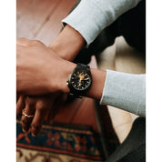 Montre Bulova Maquina 98A340, cadran noir, mise en situation