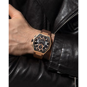 Montre Bulova Series X 98B356, cadran noir, mise en situation
