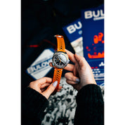 Montre Bulova Racer 98B427, cadran noir, mise en situation