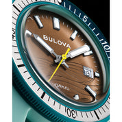 Montre Bulova Snorkel 98B446, cadran marron, mise en situation