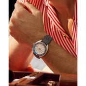 Montre Bulova Snorkel 98B449, cadran blanc, mise en situation