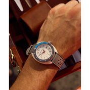 Montre Bulova Snorkel 98B449, cadran blanc, mise en situation