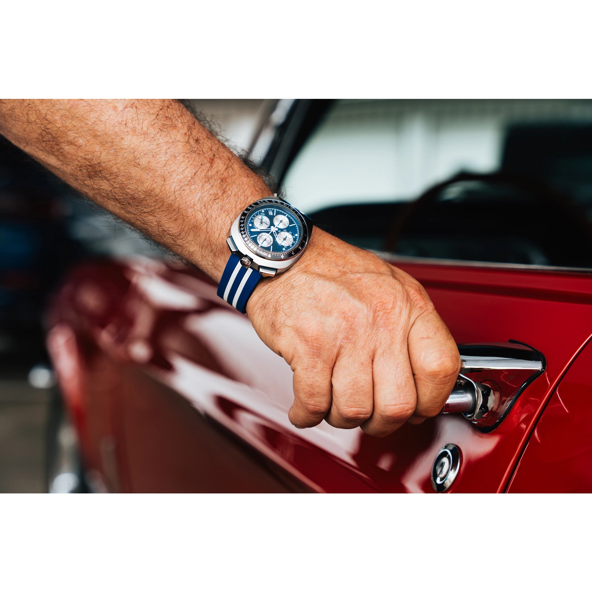 Montre Bulova Shelby 98B452, cadran bleu, mise en situation