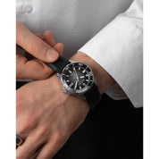 Montre Bulova Marine Star Series B 98B465, cadran noir, mise en situation