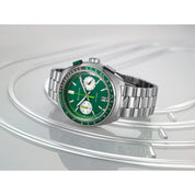 Montre Bulova Racer 98B468, cadran vert, mise en situation