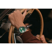 Montre Bulova Racer 98B468, cadran vert, mise en situation