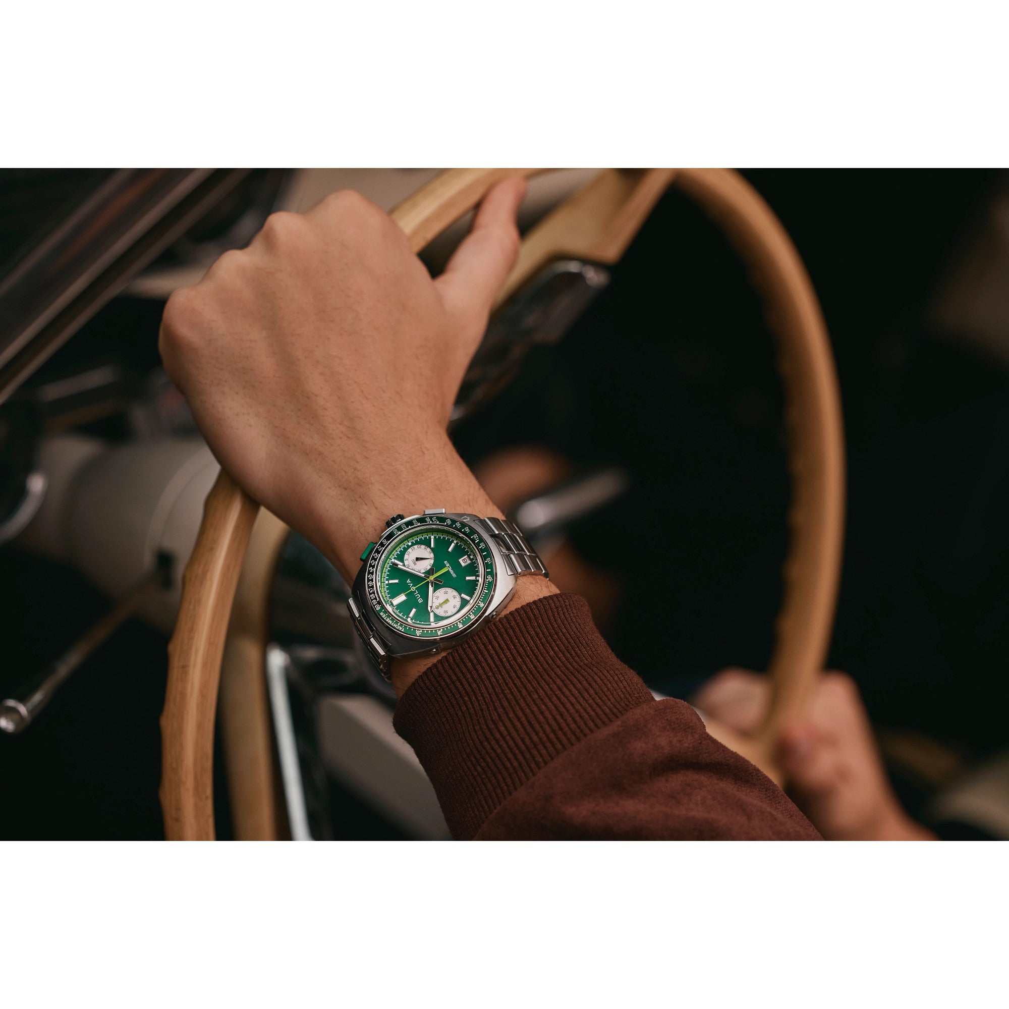 Montre Bulova Racer 98B468, cadran vert, mise en situation