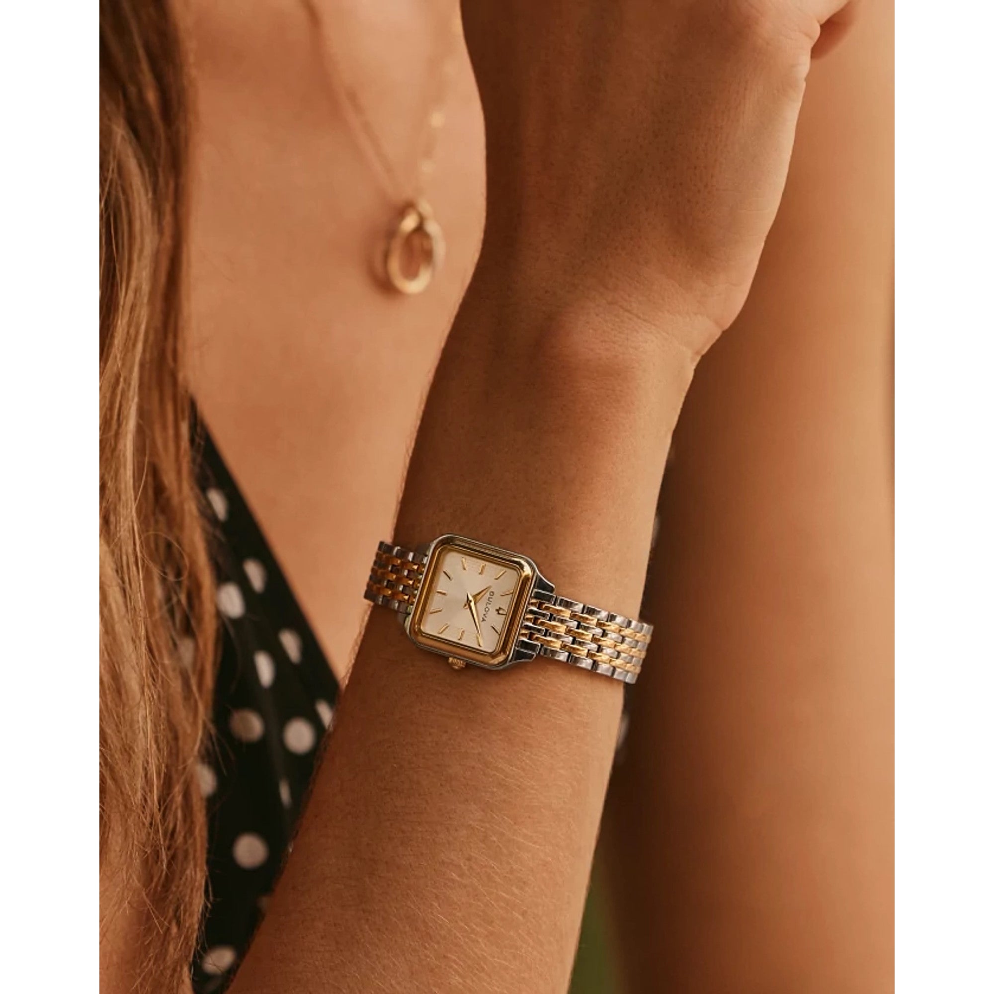 Montre Bulova Sutton 98L330, cadran argent, mise en situation