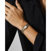 Montre Bulova Goddess of Time Sophia 98P237, cadran argent, mise en situation