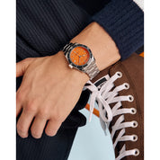 Montre Caravelle Sea Hunter 43B177, cadran orange, mise en situation