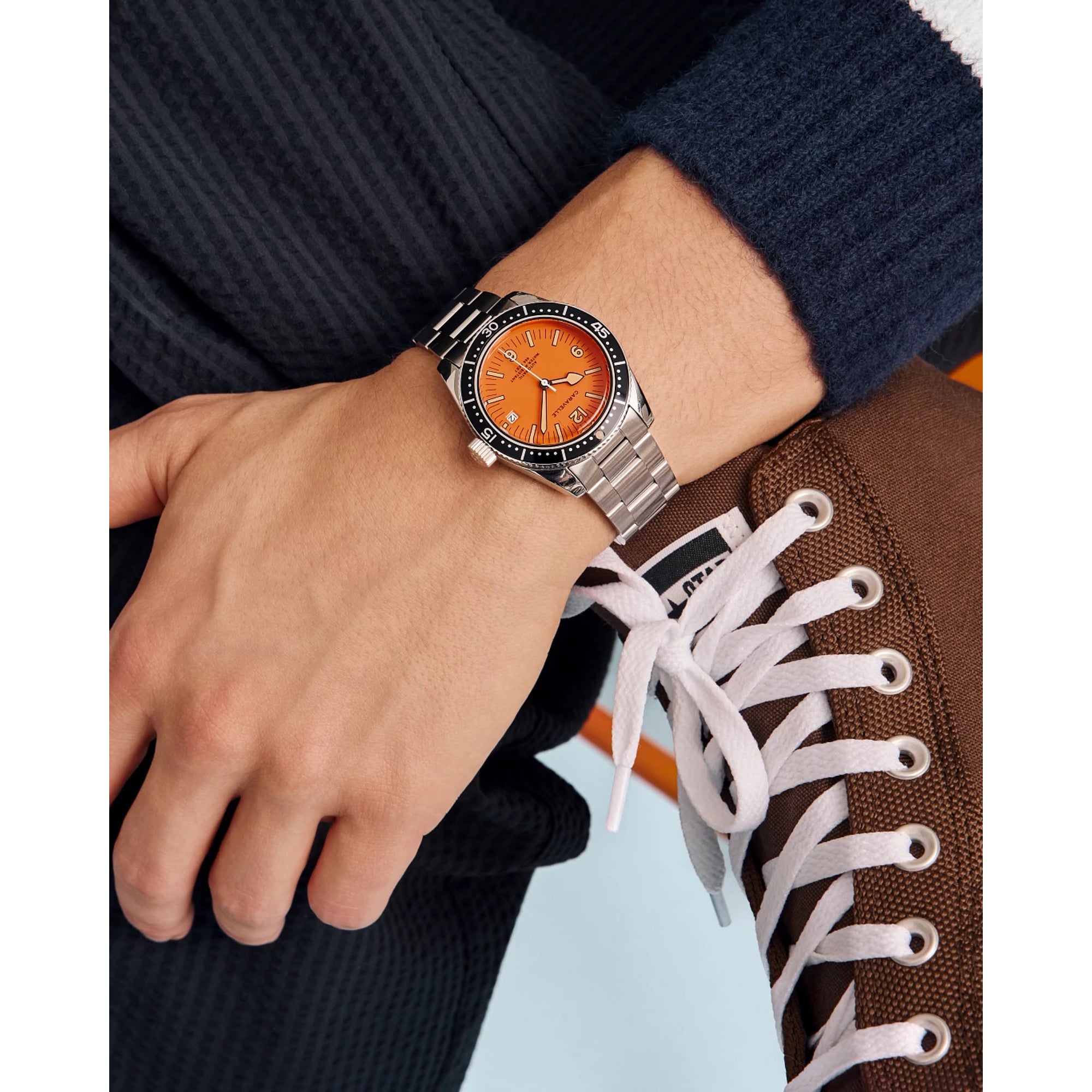 Montre Caravelle Sea Hunter 43B177, cadran orange, mise en situation