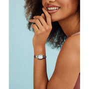 Montre Caravelle Petite Oval 43L230, cadran blanc, mise en situation