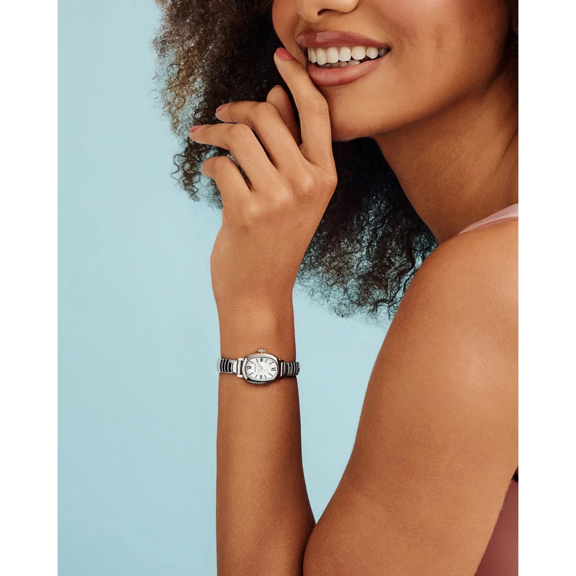 Montre Caravelle Petite Oval 43L230, cadran blanc, mise en situation